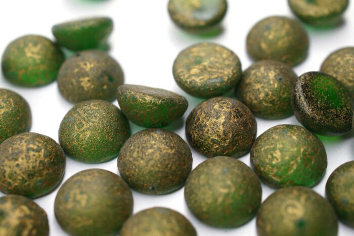 10 Stück Glascabochons 12mm | Green Emerald Etched Antique Gold