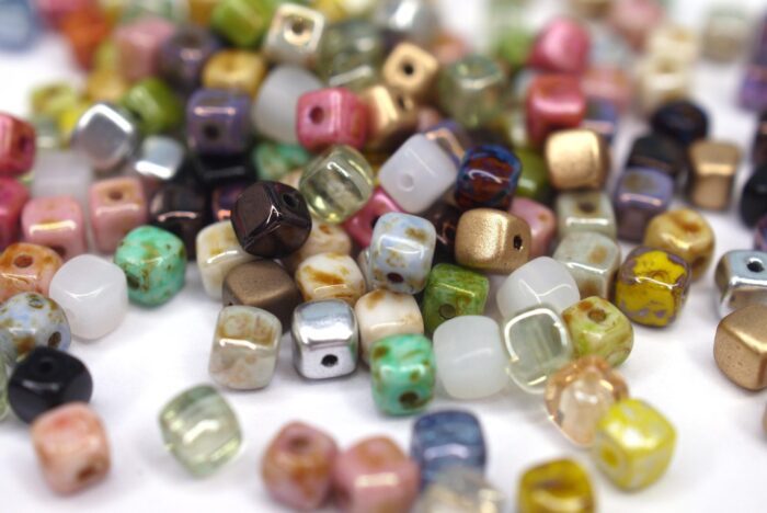 50 Stück Würfelperlen 4mm | Color Mix – Bild 3